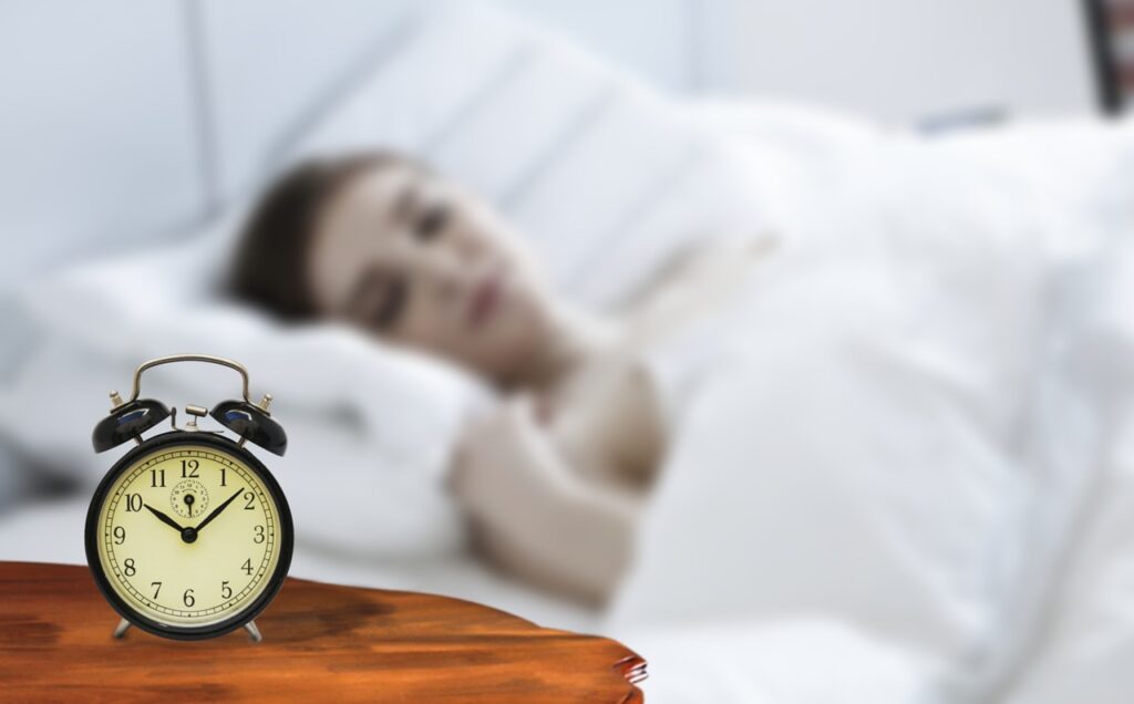Prisilno buđenje može povećati rizik od ovih bolesti Sat Budilnik Devojka 1024x636