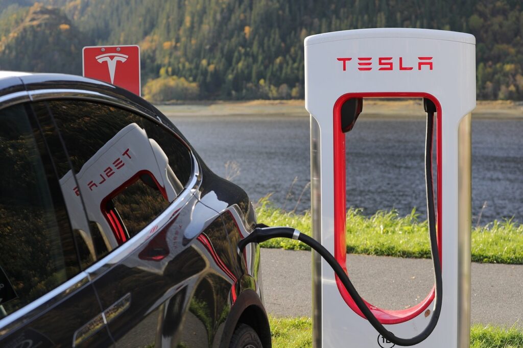 Tesla povlači više od DVA MILIONA automobila zbog neadekvatnog softvera Tesla Auto Elekticni Automobil Punjenje 1024x682
