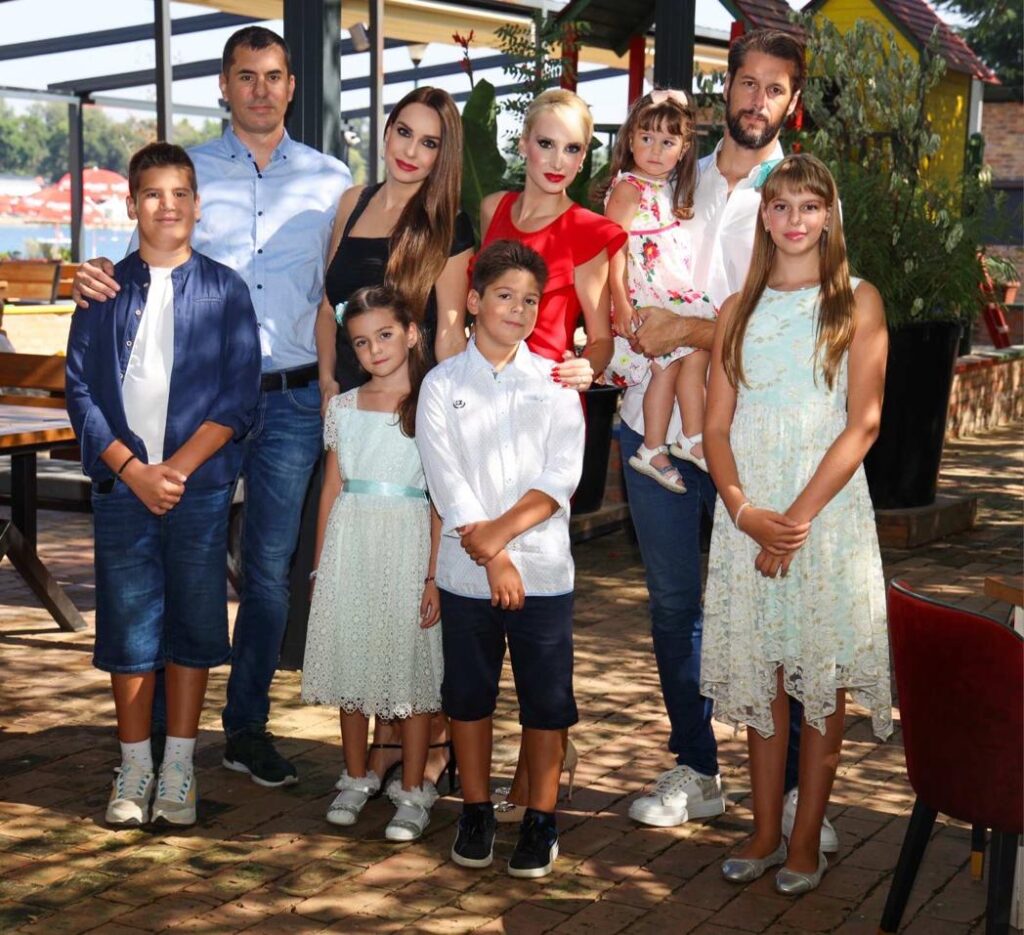 Sestre Gobović – jedan od nacionalnih brendova Srbije ili kako je nacija osvojena doslednošću i patriotizmom Porodica Na Okopu Sestre Gobovic Imaju Cak Petoro Dece 1024x935