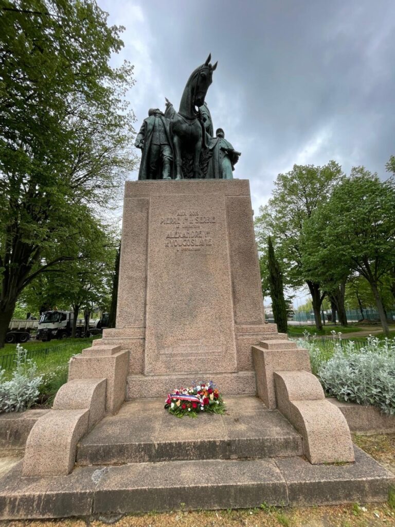 U Parizu održana komemoracija srpskim, jevrejskim i romskim žrtvama u logoru Jasenovac David Kom Spomenik Kralju Aleksandru Od Jugoslavije I Srpskom Kralju Petru U Parizu. 768x1024