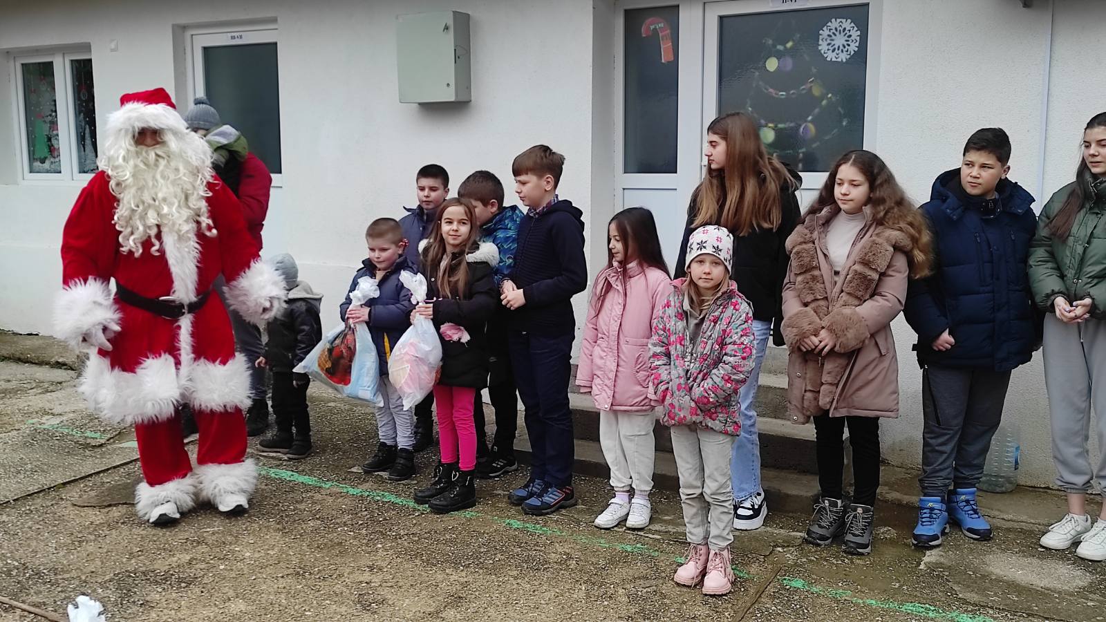Novogodišnji - Božićnji dečji karavan Udruženja građana „Dečja radost“ iz Gnjilana 2024/25. 471434372 1716154278950436 2042515376002564833 N