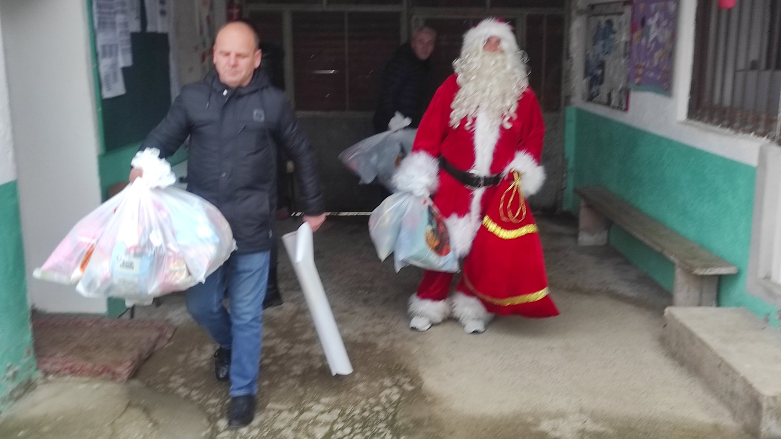 Novogodišnji - Božićnji dečji karavan Udruženja građana „Dečja radost“ iz Gnjilana 2024/25. 471508890 1716154468950417 4484213662930078767 N