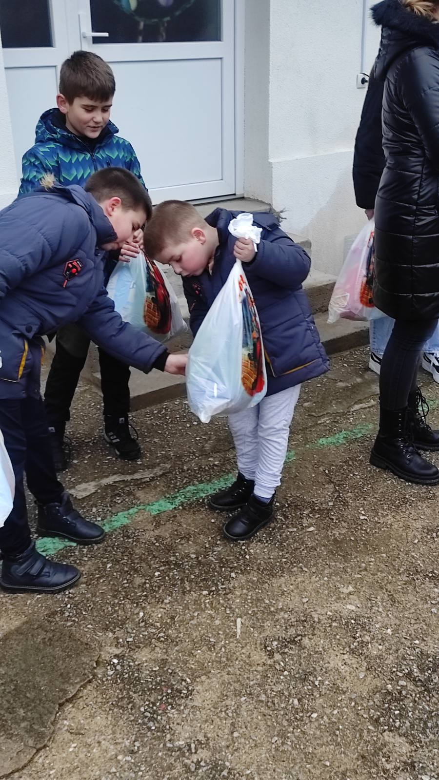 Novogodišnji - Božićnji dečji karavan Udruženja građana „Dečja radost“ iz Gnjilana 2024/25. 471533559 1716155195617011 1462853579808171557 N