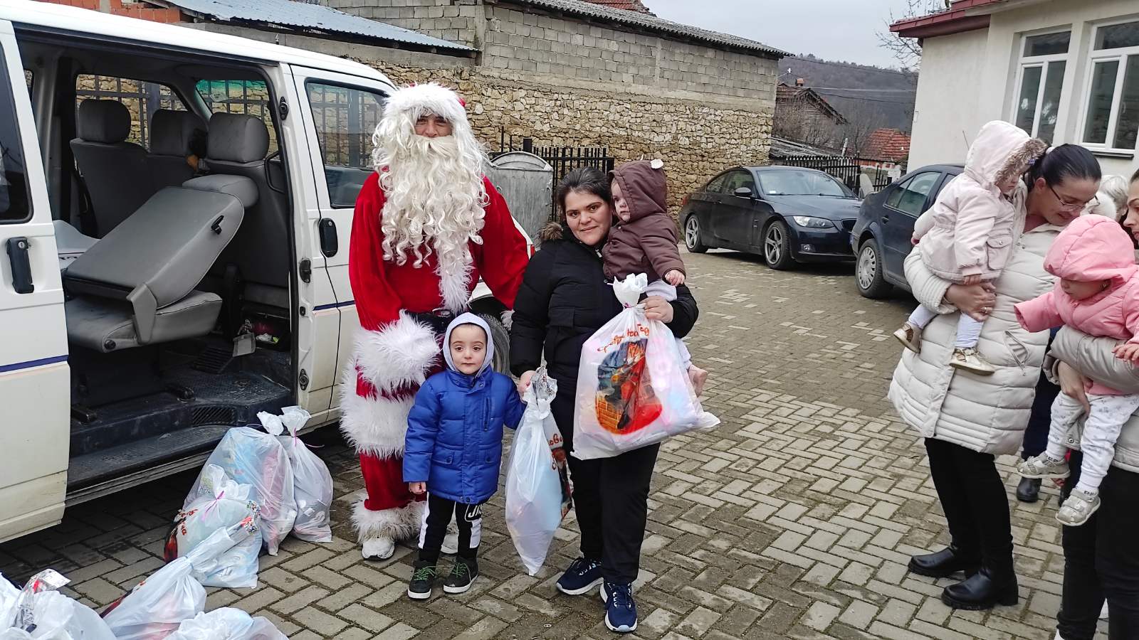 Novogodišnji - Božićnji dečji karavan Udruženja građana „Dečja radost“ iz Gnjilana 2024/25. 471548562 1716780572221140 887879523272195755 N