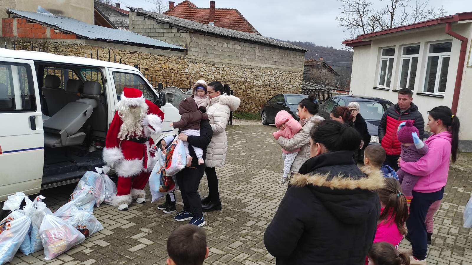 Novogodišnji - Božićnji dečji karavan Udruženja građana „Dečja radost“ iz Gnjilana 2024/25. 471584187 1716780602221137 4823956210147298666 N