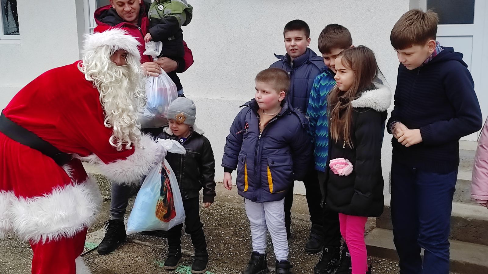 Novogodišnji - Božićnji dečji karavan Udruženja građana „Dečja radost“ iz Gnjilana 2024/25. 471591835 1716154438950420 4474458240995377487 N