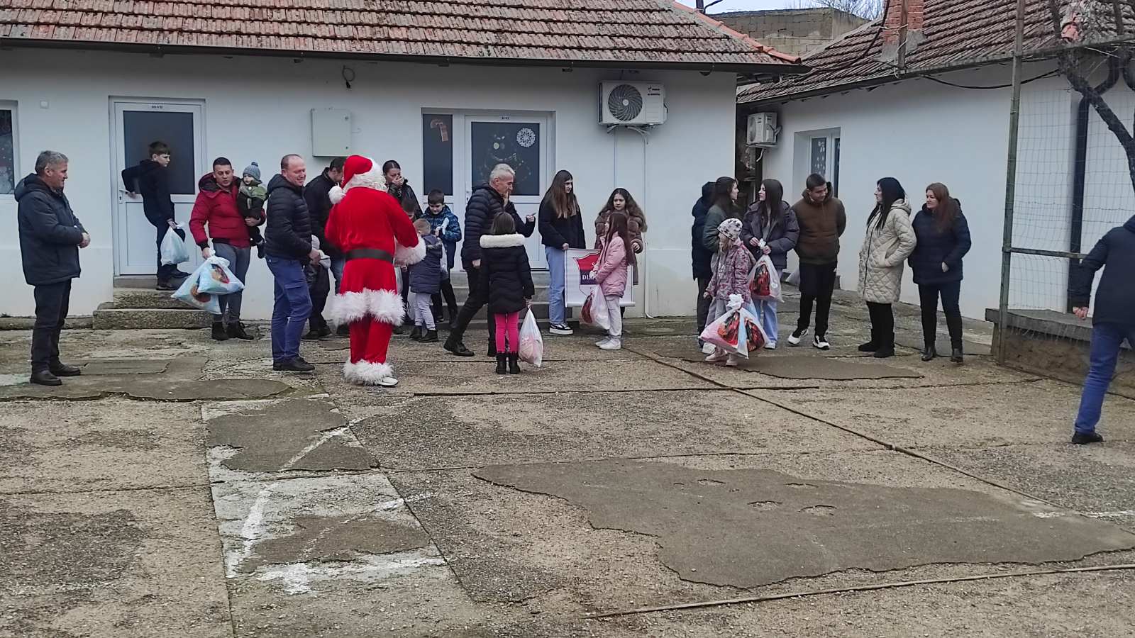 Novogodišnji - Božićnji dečji karavan Udruženja građana „Dečja radost“ iz Gnjilana 2024/25. 471598750 1716154282283769 590214517569730004 N
