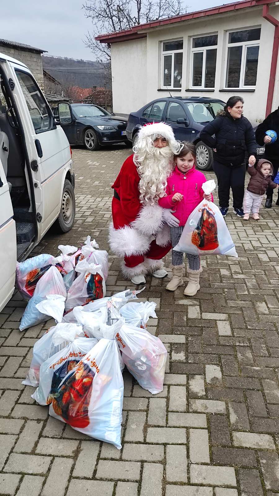 Novogodišnji - Božićnji dečji karavan Udruženja građana „Dečja radost“ iz Gnjilana 2024/25. 471666797 1716780395554491 5856169520662470022 N