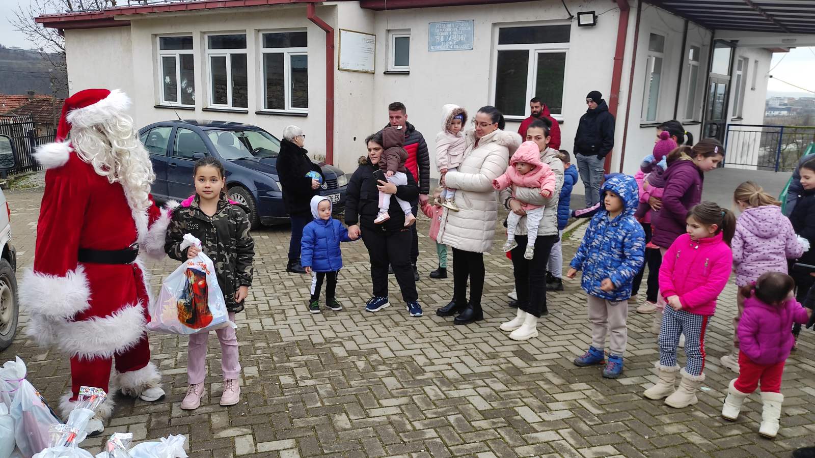 Novogodišnji - Božićnji dečji karavan Udruženja građana „Dečja radost“ iz Gnjilana 2024/25. 471674506 1716780658887798 3151416437745100883 N