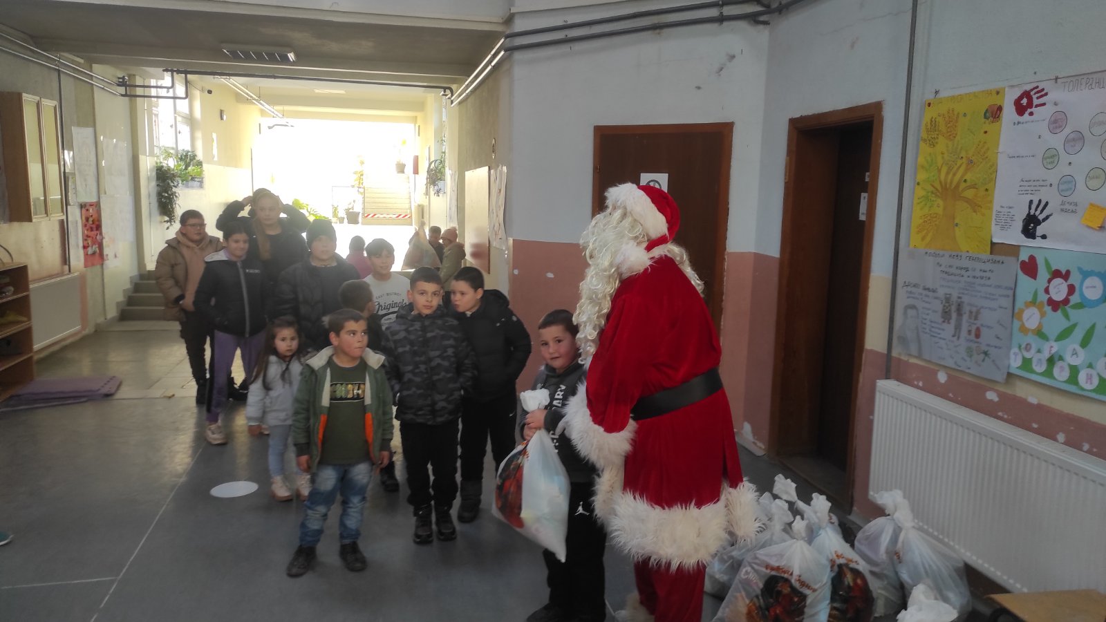 Novogodišnji - Božićnji dečji karavan Udruženja građana „Dečja radost“ iz Gnjilana 2024/25. 471679965 1717410598824804 6475922586281421637 N