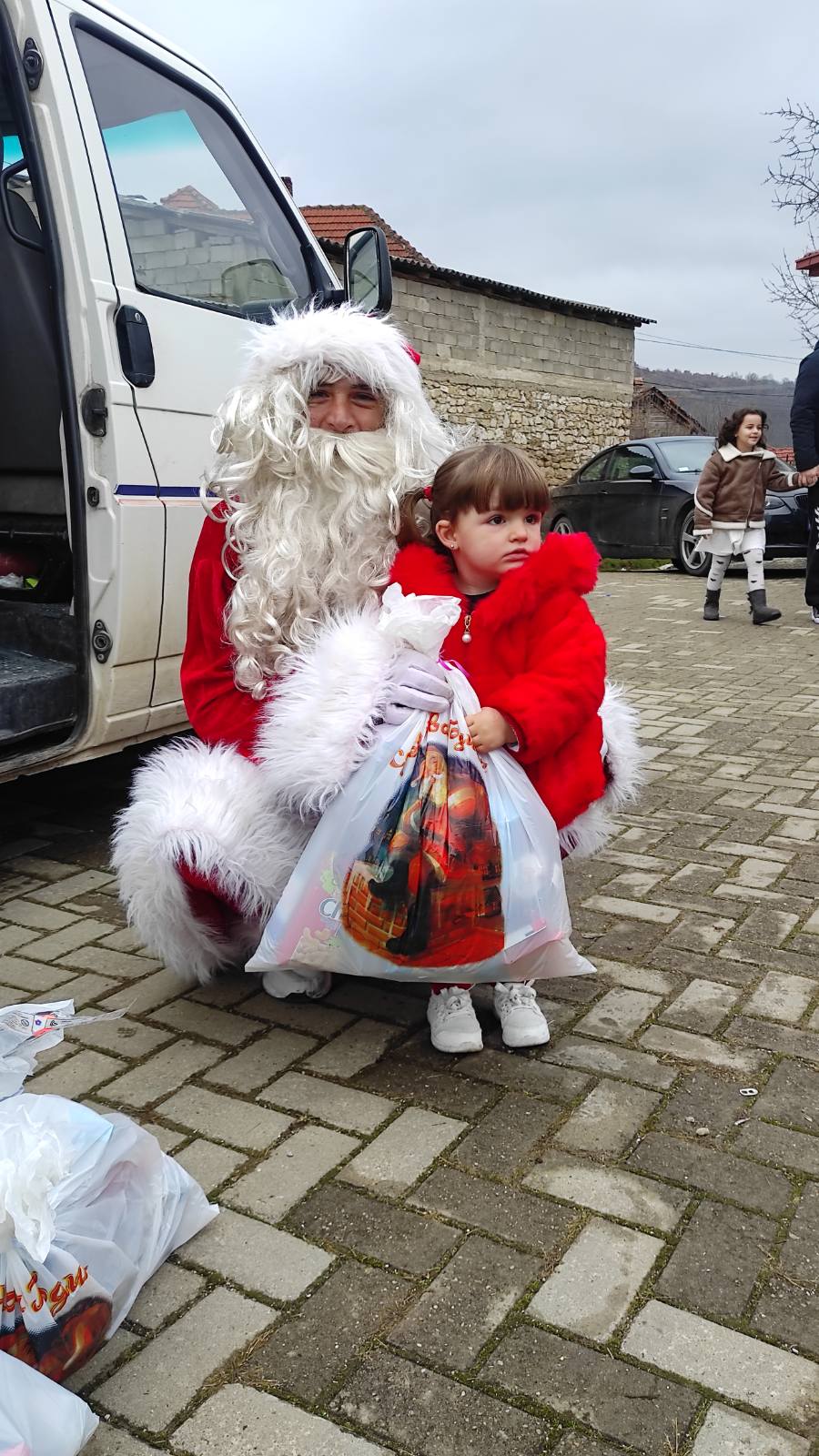 Novogodišnji - Božićnji dečji karavan Udruženja građana „Dečja radost“ iz Gnjilana 2024/25. 471702173 1716780488887815 4756236586142503184 N