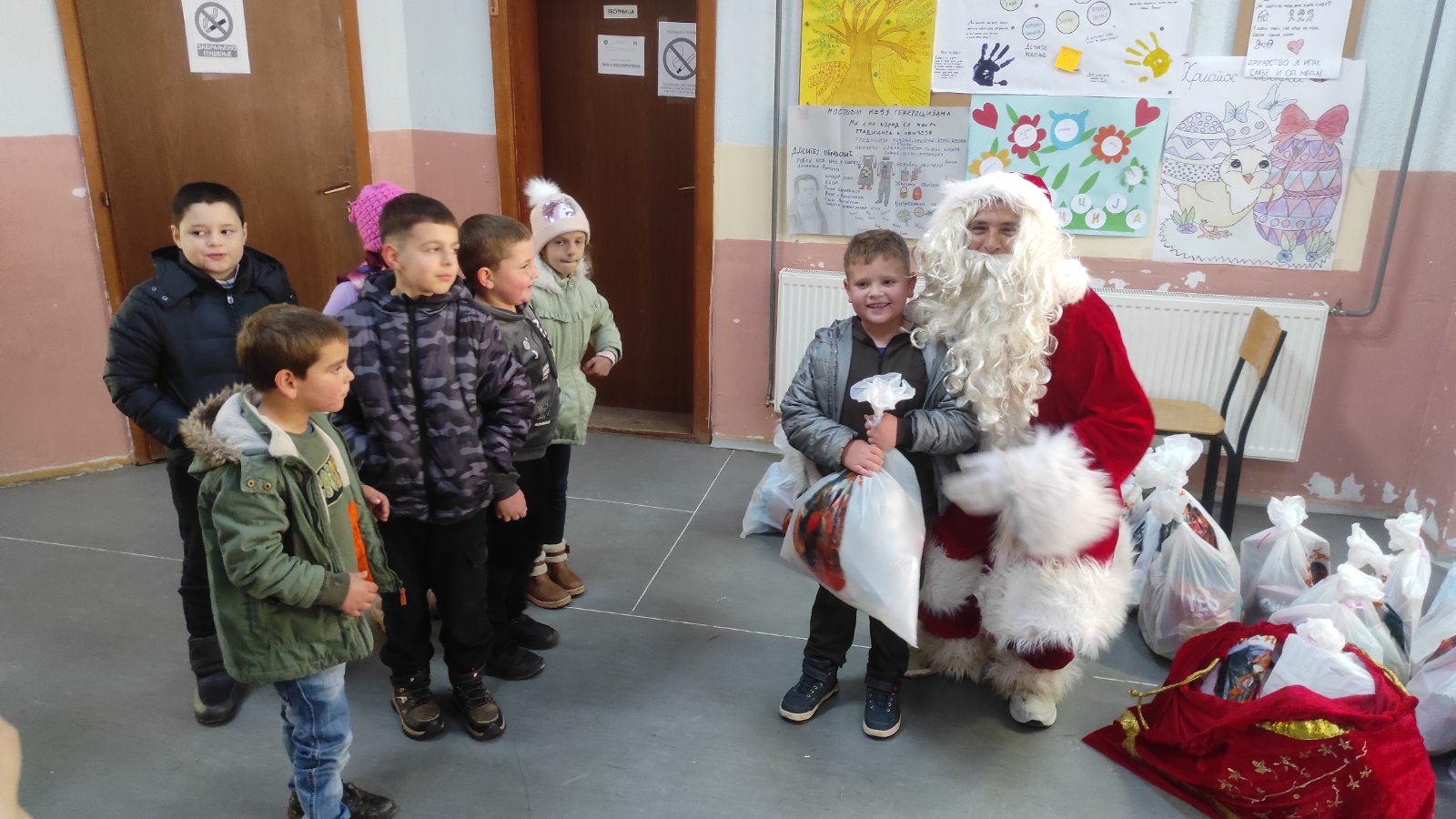Novogodišnji - Božićnji dečji karavan Udruženja građana „Dečja radost“ iz Gnjilana 2024/25. 471784938 1717410648824799 6319339215477034071 N