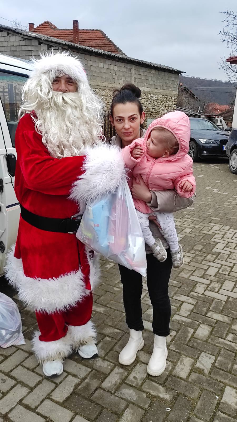 Novogodišnji - Božićnji dečji karavan Udruženja građana „Dečja radost“ iz Gnjilana 2024/25. 471805140 1716780498887814 4788093701670654297 N