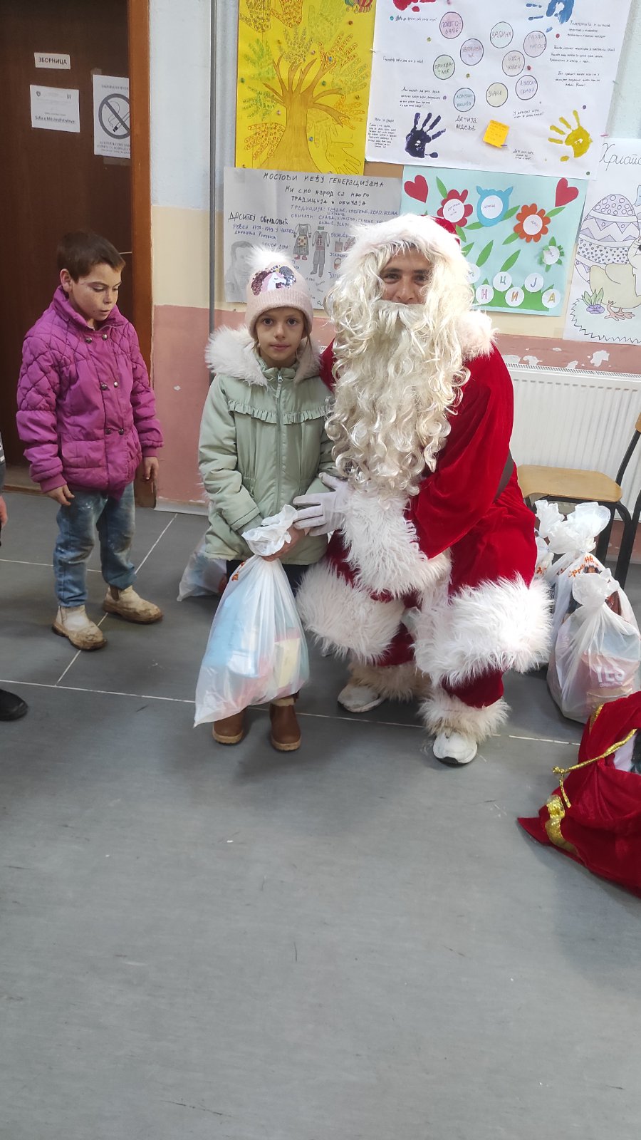Novogodišnji - Božićnji dečji karavan Udruženja građana „Dečja radost“ iz Gnjilana 2024/25. 471948852 1717410635491467 7790898396614818113 N