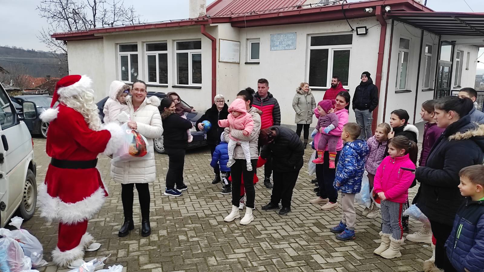 Novogodišnji - Božićnji dečji karavan Udruženja građana „Dečja radost“ iz Gnjilana 2024/25. 471997728 1716780548887809 6714952156353408220 N