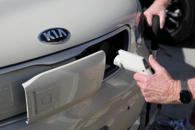 Nema više para: Obustavljena dodela subvencija za kupovinu novih e-vozila za 2025. godinu Elektricni Automobil Punjenje Punjac