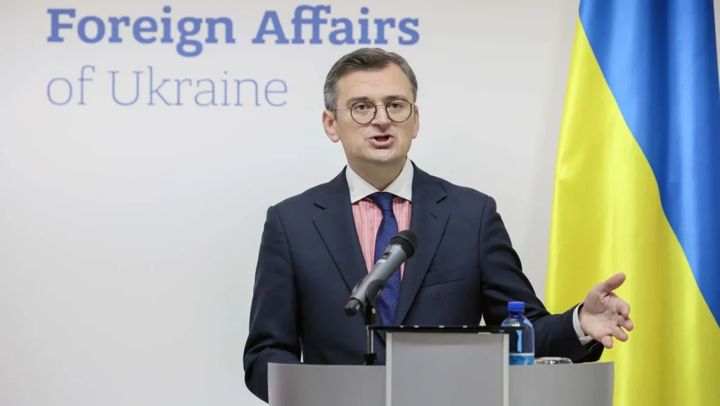 „Plan za mir u Ukrajini možda je mrtav, ali Tramp i dalje ne zaustavlja Putina“: Dmitro Kuleba u članku za Gardijan 1204foto EPA EFE OLEG PETRASYUK E1715608728691 1024x577