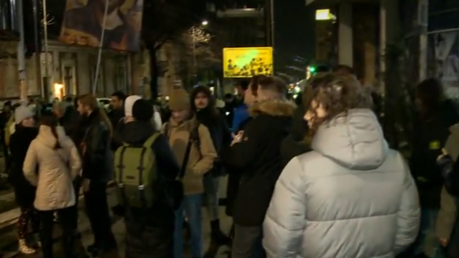 Studenti i građani ispred RTS-a nezadovoljni izveštavanjem o lokalnim izborima, saobraćaj obustavljen Studenti RTS Gradjani N1 Printscreen