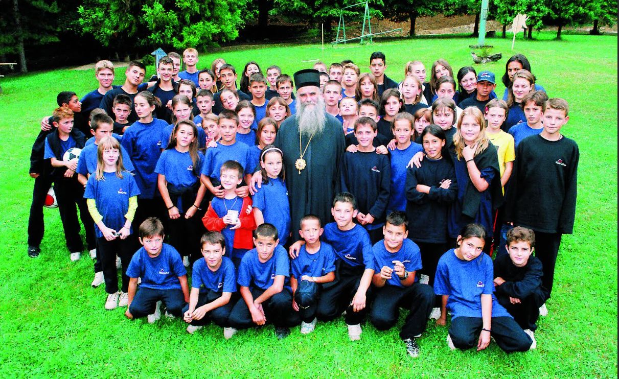Sećanje na Letnji kamp "Naše Srbije": Sigurno utočište gde deca bez roditelja ponovo mogu da se osete zaštićeno Amfilohije Sa Decom