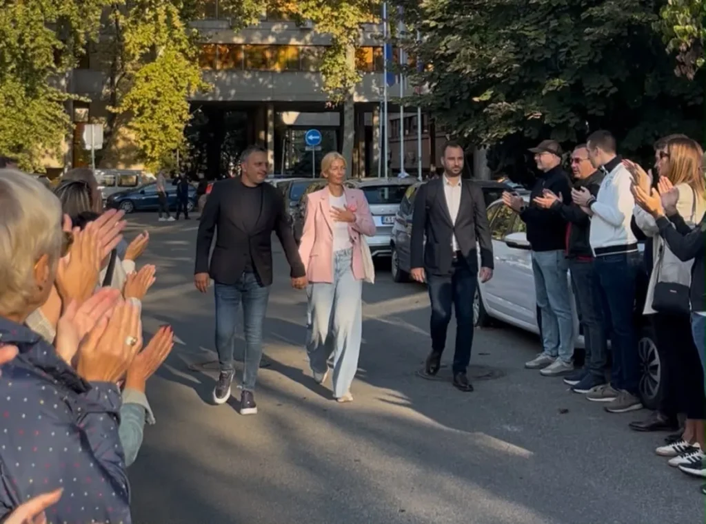 Skup podrške Tanji Mićić ispred PS Novi Beograd: Građani je dočekali aplauzom, traže pritvor i smenu Šapića pritvor i smenu… 1790751322 9a6111d9 679a 4546 B4b9 9d910e0be.width 1200 1024x761